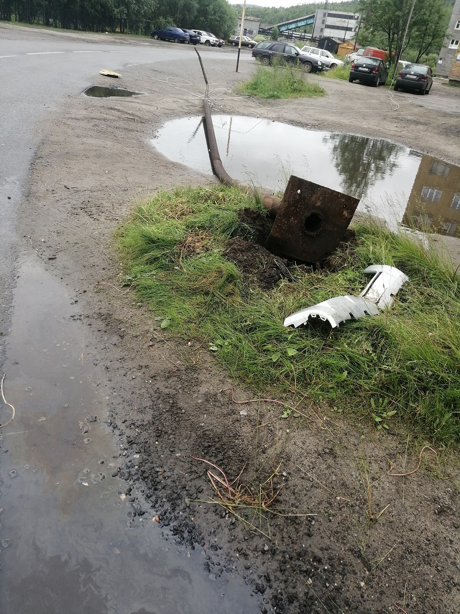 В поселке Кильдинстрой столкнулись автомобиль и столб уличного освещения -  Мурманское Информационное агентство СеверПост.ru