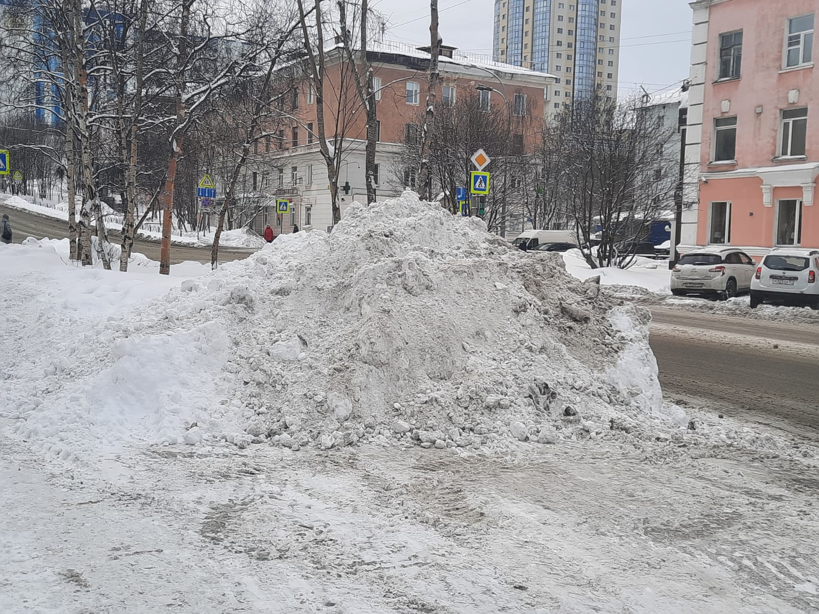 Сухой снег бывает. Куча снега. Сугробы в Мурманске. Снег сугробы. Убирает снег.