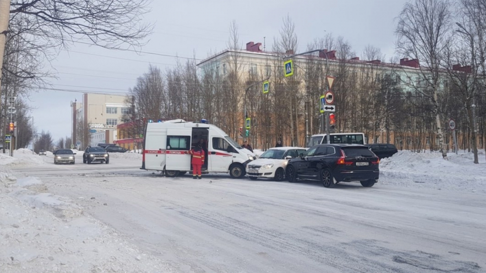 Найдено в мончегорске. Скорая. ГИБДД. Перекресток улица.