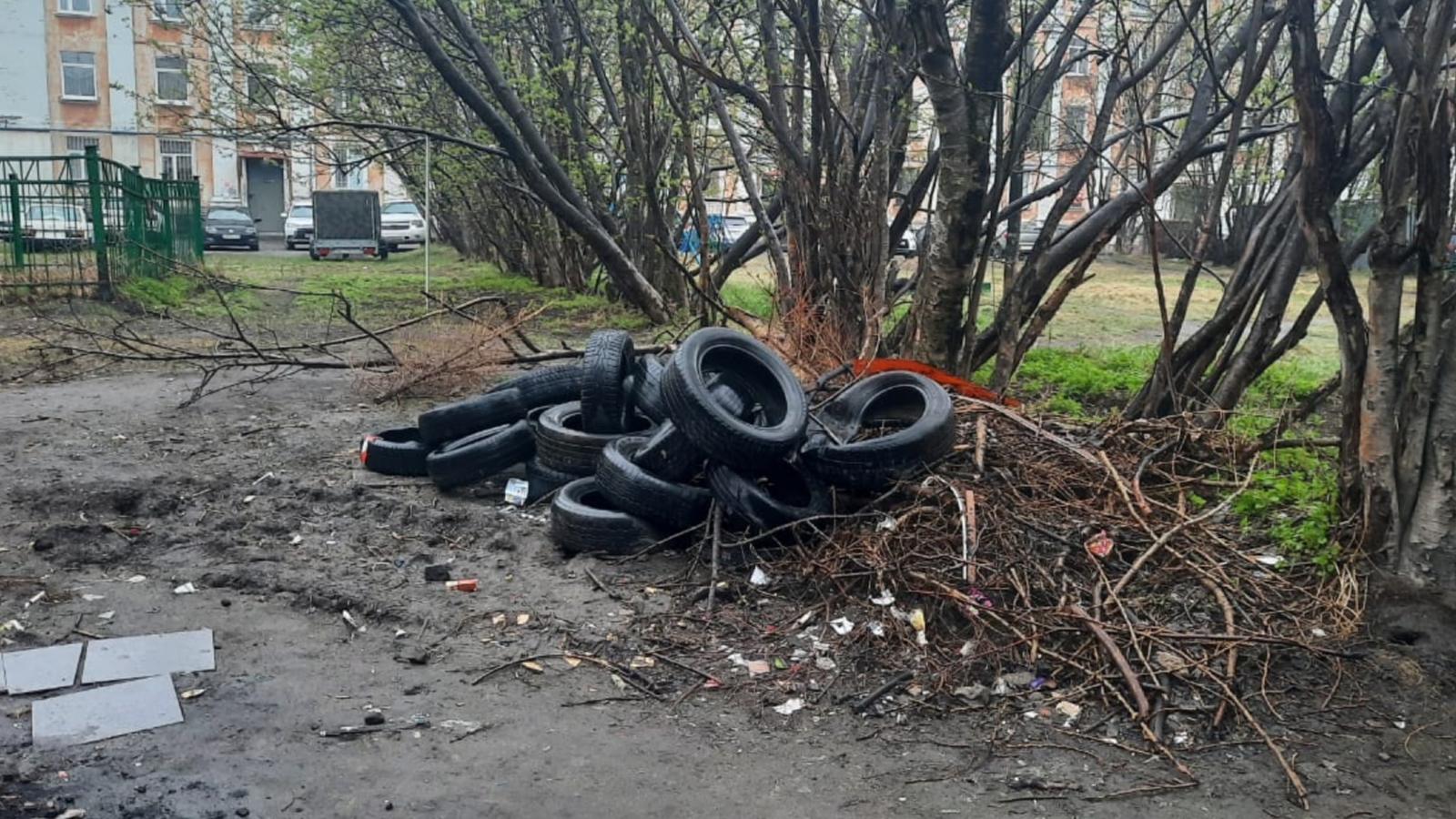 У Кольского моста микроавтобус и легковушка проломили ограждение -  Мурманское Информационное агентство СеверПост.ru