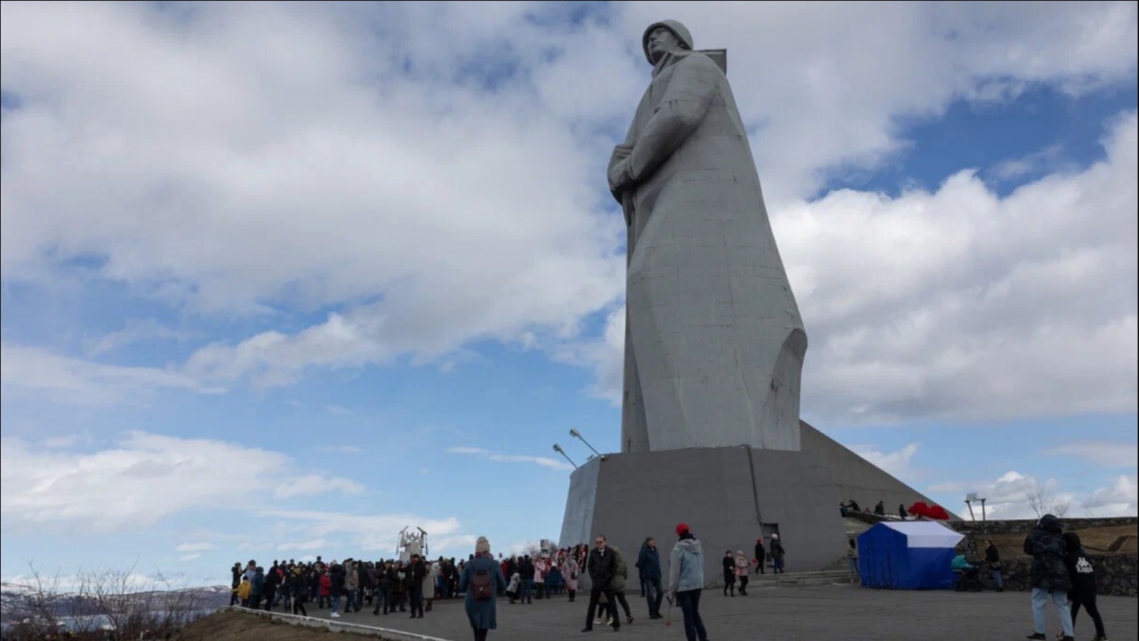 Памятник алеша в мурманске рисунок