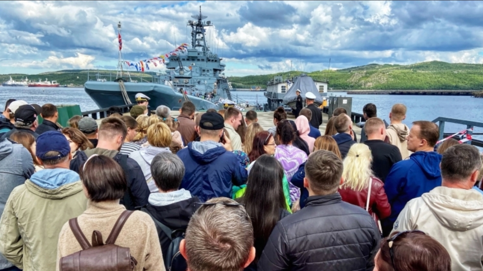 Оркестр играл для ветерана Великой Отечественной войны в Мурманске [видео]  - Мурманское Информационное агентство СеверПост.ru