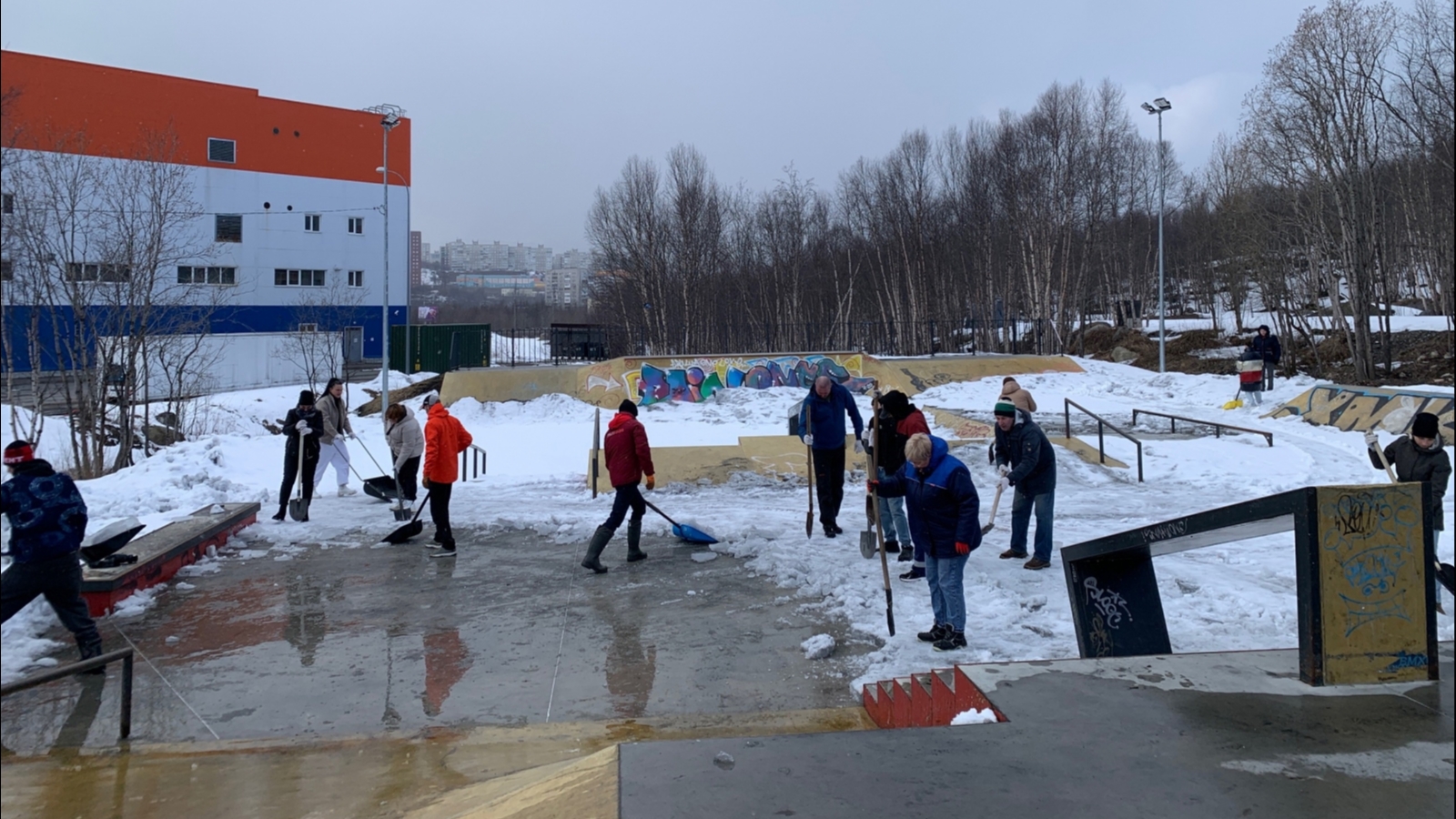 Водитель едва не сбил двух девушек на «зебре» в Мурманске [видео] -  Мурманское Информационное агентство СеверПост.ru